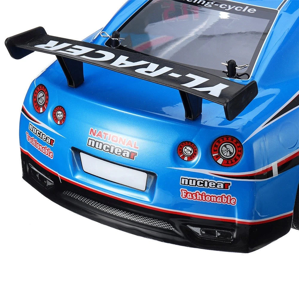 Yile 1:10 RC Huge Of Racing Drift Uzaktan Kumandalı Araba | 2.4 Ghz USB Şarj 20 Km/h Beyaz 43 Cm 8+ Yaş ve Üzeri Çocuklar İçin (Kopya)