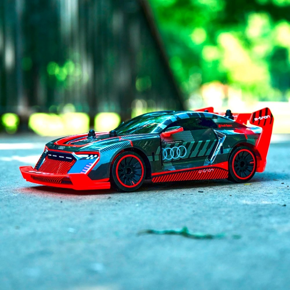 Dickie Toys RC Audi S1 E-Tron Quattro Drift Arabası (30 cm) 2.4 Ghz 12 km/s USB Şarj Uzaktan Kumandalı Araba