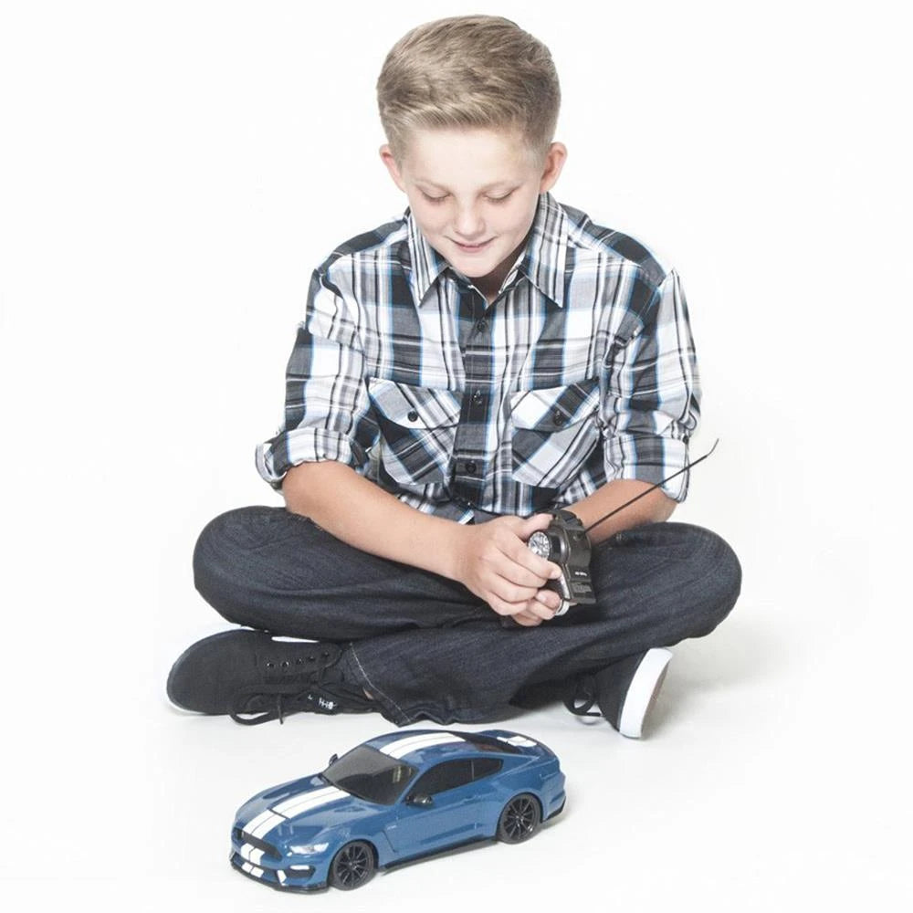 Maisto 1:14 RC Ford Shelby GT350 Uzaktan Kumandalı Araba | 2.4 Ghz 34 Cm USB Şarj Full Fonksiyon Işıklı Farlar ve Arka Lambalar 5+ Yaş ve Üzeri Çocuklar İçin